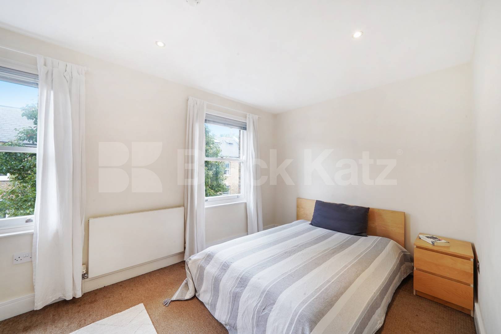 Boasting over 1350 Sq.Ft. of living and entertaining space Marcia Road, London Bridge